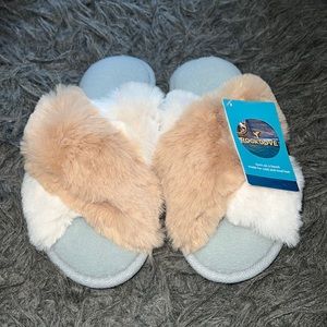 Women’s New with tags RockDove furry slippers, slide on slippers, sz XS